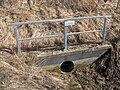 Das Pankewasser tritt ans Tageslicht aus einer Unterführung am Bahndamm: Pankeborn